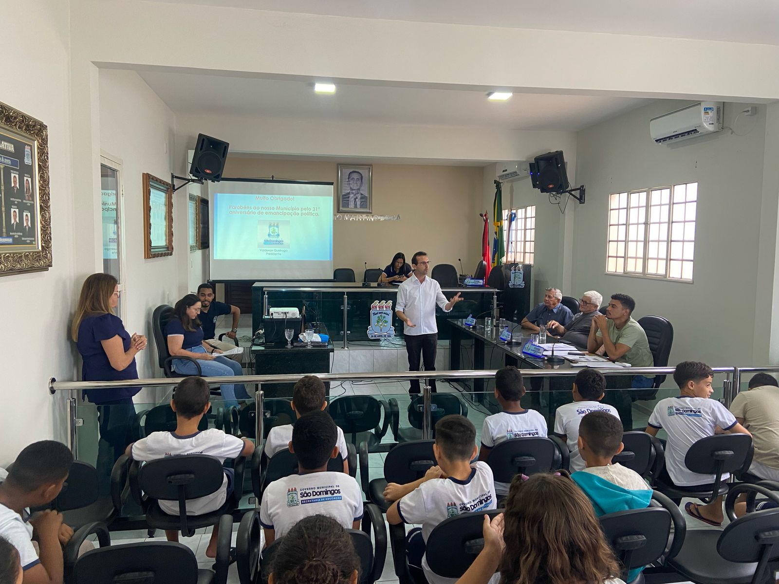 Câmara Municipal de São Domingos realiza palestra sobre a história e política do município para estudantes